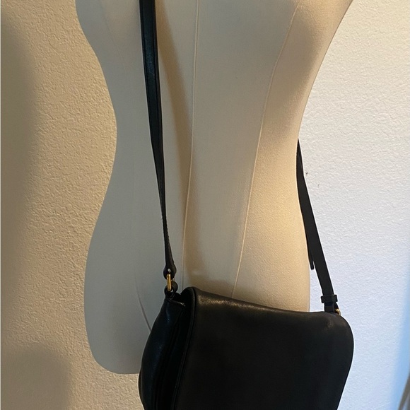 Elegant Black Leather Crossbody Bag - Picture 9 of 10